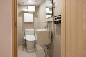 Habitación Deluxe | Baño | Regadera, secadora de cabello, pantuflas, toallas 