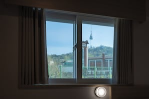 خزنة داخل الغرفة وتجهيزات عازلة للصوت وواي فاي مجانًا وملاءات أسرّة