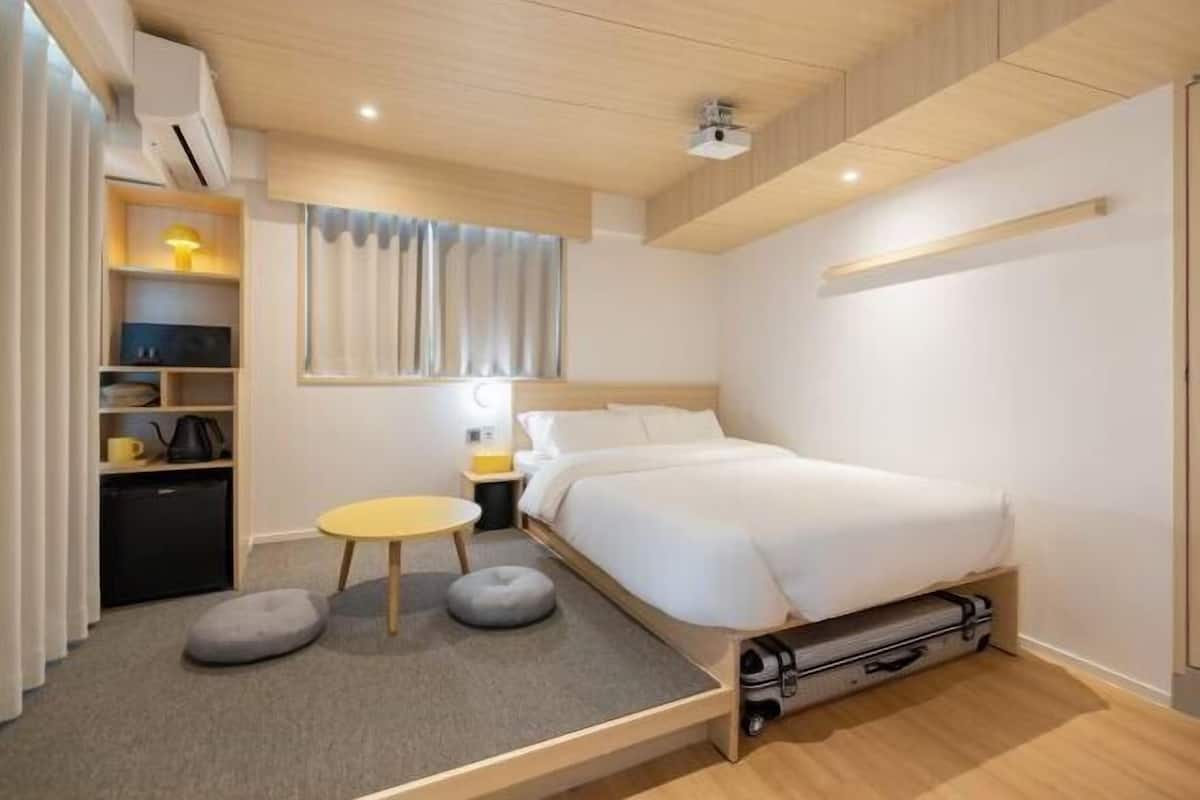 In-room safe, soundproofing, free WiFi, bed sheets