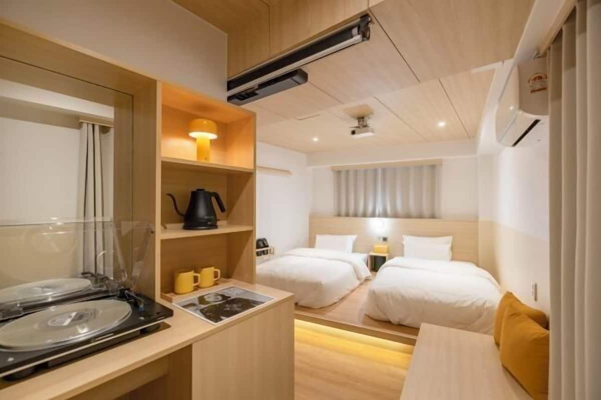 In-room safe, soundproofing, free WiFi, bed sheets
