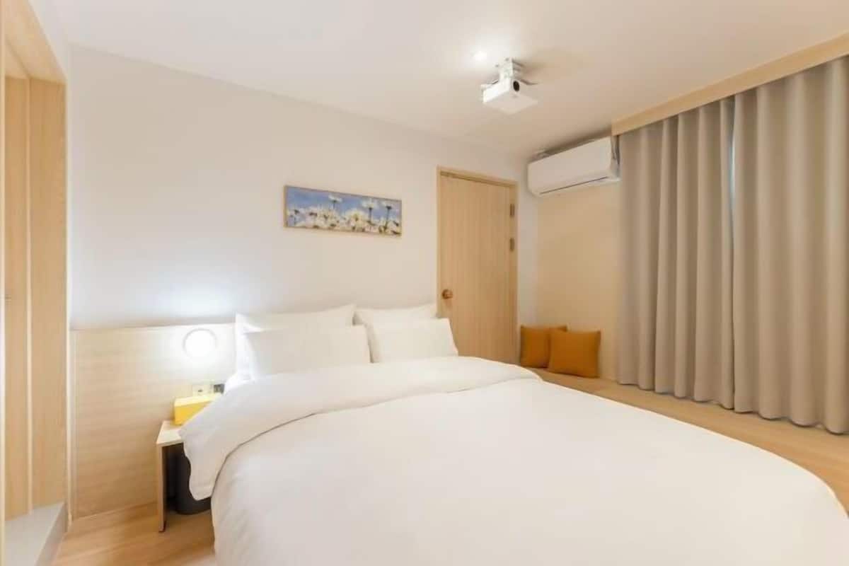 In-room safe, soundproofing, free WiFi, bed sheets