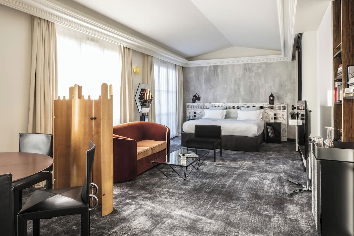 Suite, balcón | Ropa de cama de alta calidad y minibar