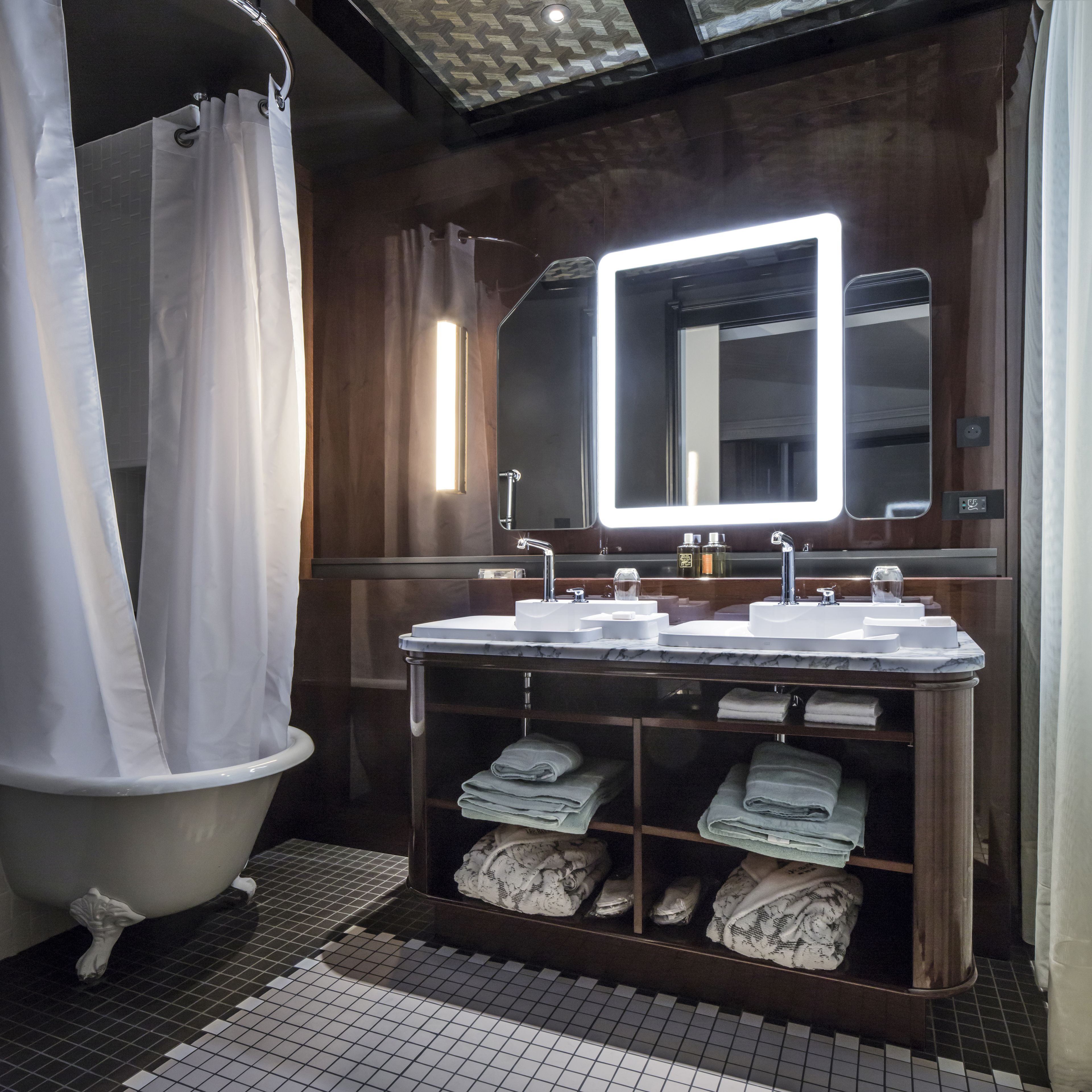 suite, terrace (les bains) | bathroom | free toiletries, hair dryer, towels