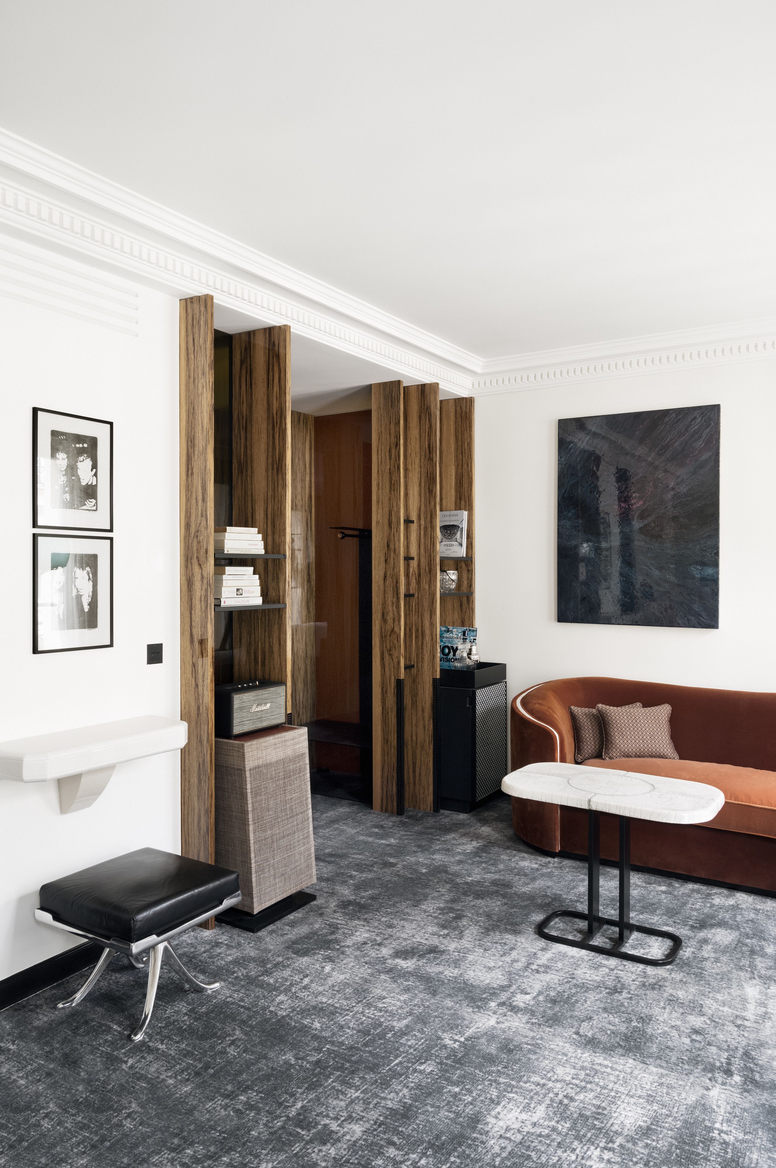 flat-screen tv, ipod dock, mp3 dock