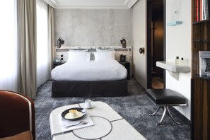 Seprai premium, minibar, brankas, dan Wi-Fi gratis