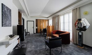 Suíte, sacada | Roupas de cama premium, frigobar, cofres nos quartos, Wi-Fi de cortesia