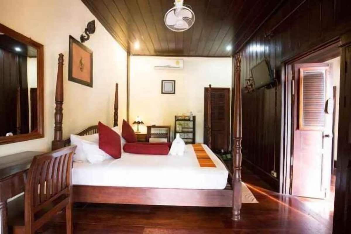 Premium bedding, in-room safe, desk, iron/ironing board