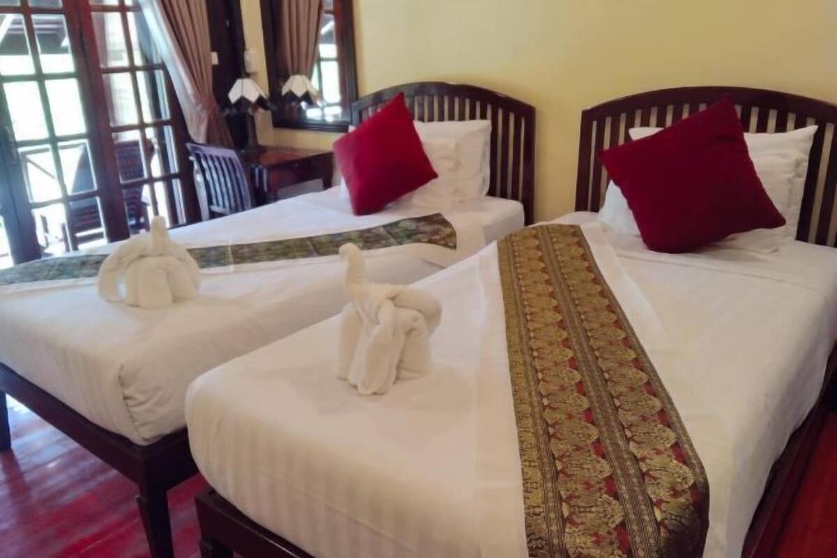 Ropa de cama de alta calidad y caja de seguridad en la habitación