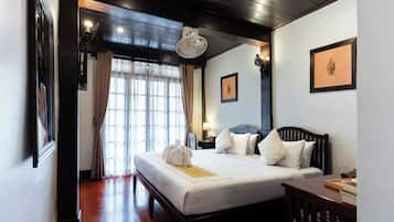 Premium bedding, in-room safe, desk, iron/ironing board