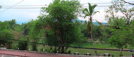 Vista frontal de la propiedad