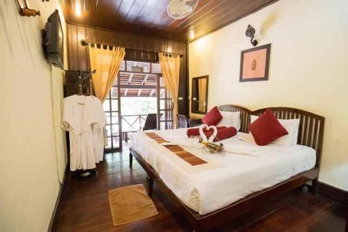In-room safe, desk, iron/ironing board, free WiFi