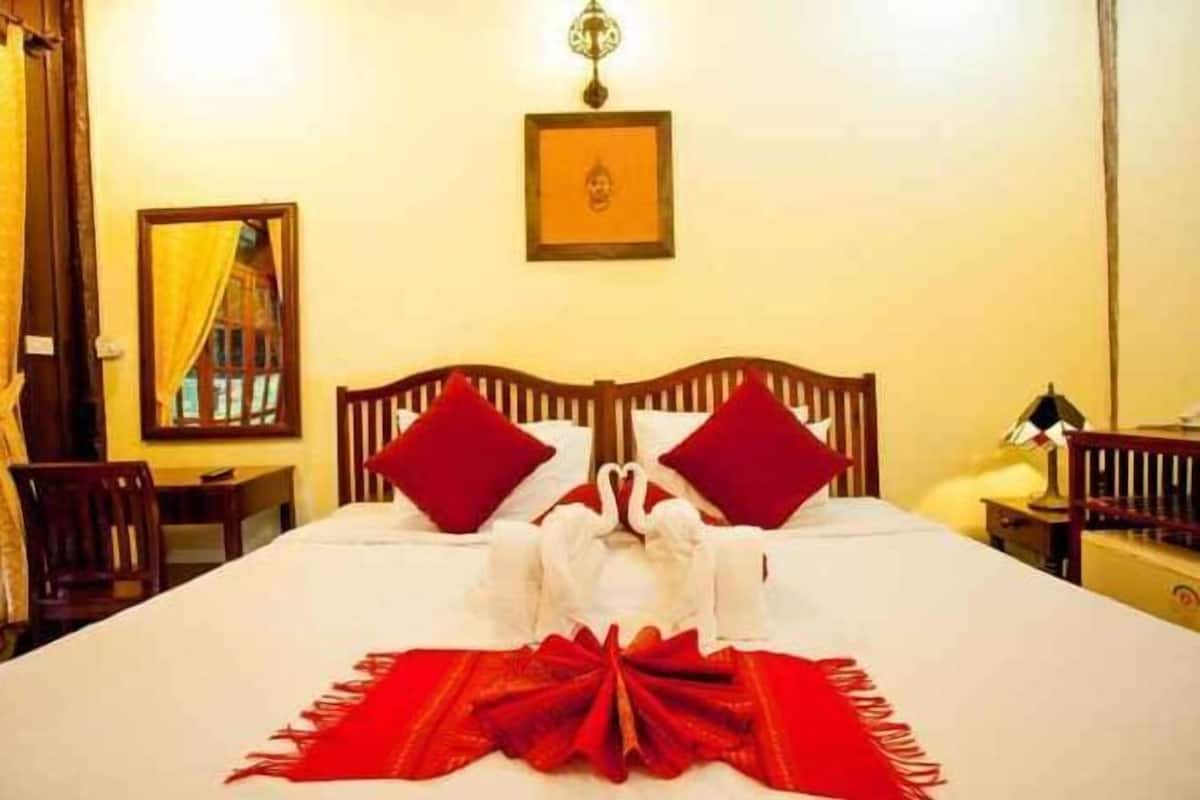 Premium bedding, in-room safe, desk, iron/ironing board