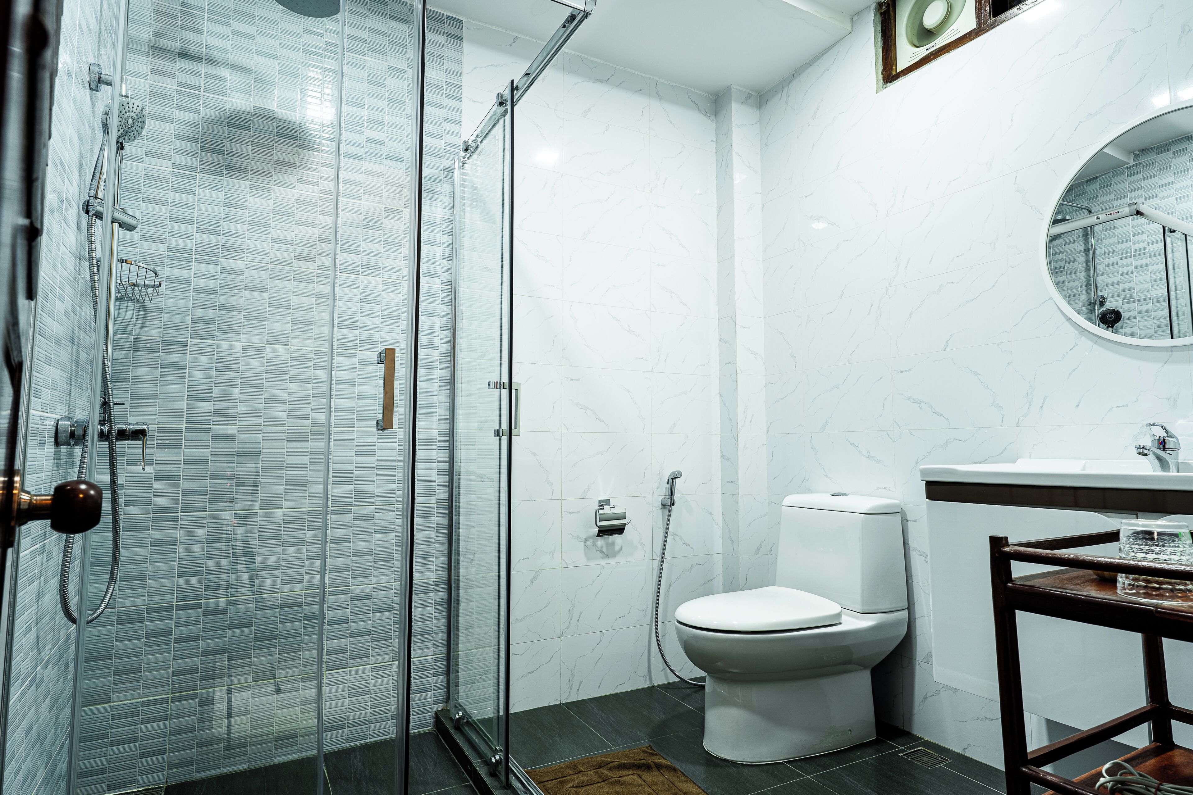 Shower, rainfall showerhead, free toiletries, hair dryer