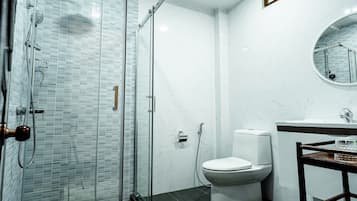 Shower, rainfall showerhead, free toiletries, hair dryer