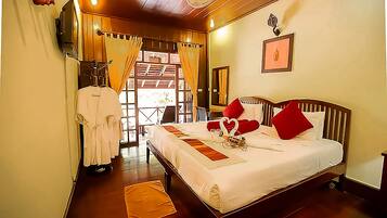 Deluxe-Doppelzimmer, Balkon, Flussblick | Hochwertige Bettwaren, Zimmersafe, Schreibtisch, Bügeleisen/Bügelbrett