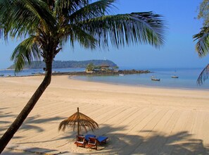 Private beach, white sand, sun loungers, beach umbrellas - Pleasant View Resort (Ngapali)