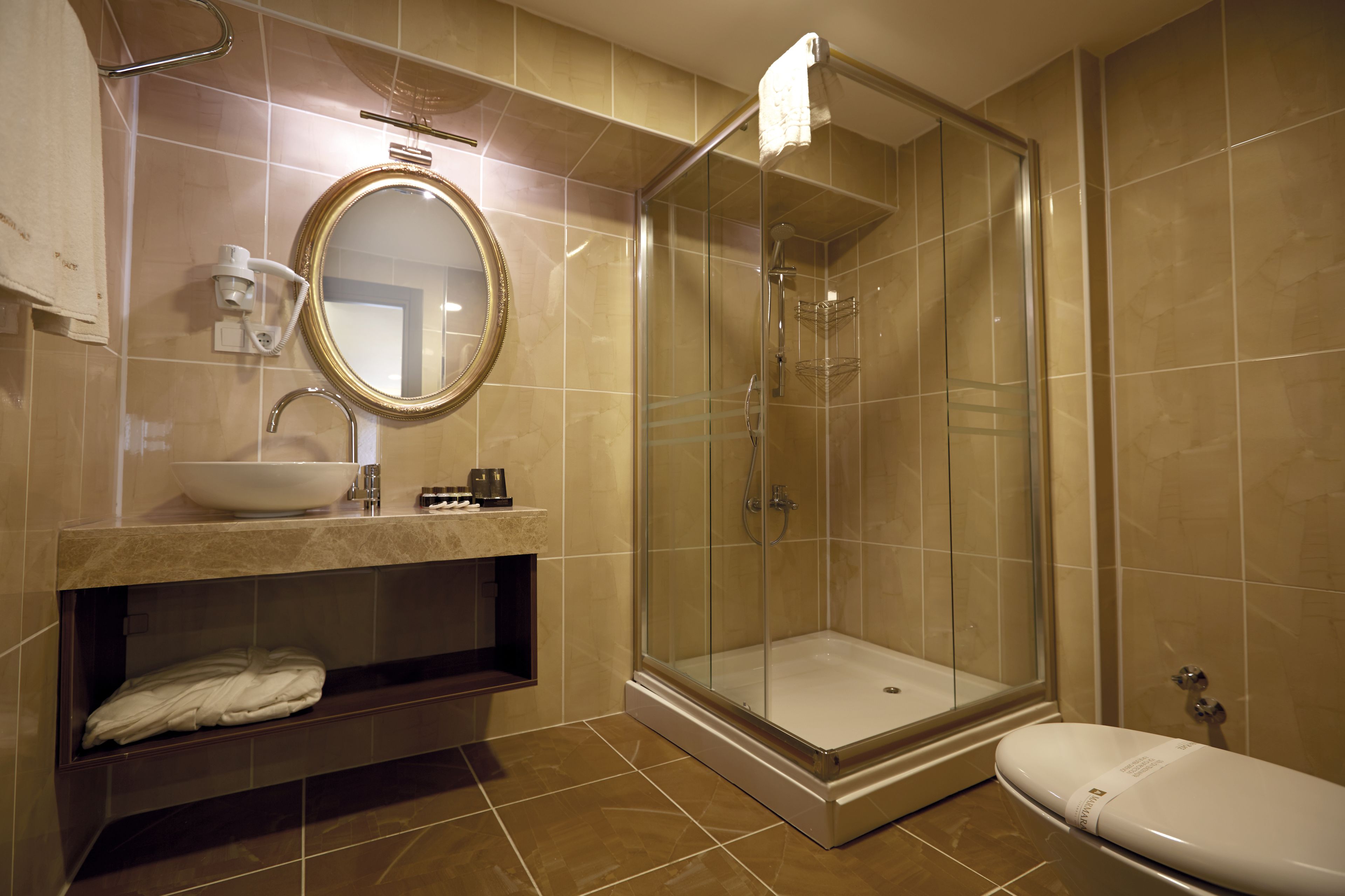 Douche, articles de toilette gratuits, sèche-cheveux, peignoirs