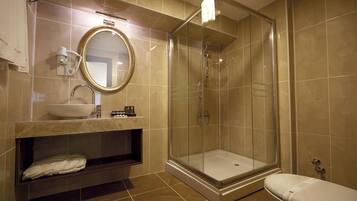 Douche, articles de toilette gratuits, sĂšche-cheveux, peignoirs