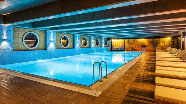 Innendørsbasseng og solsenger