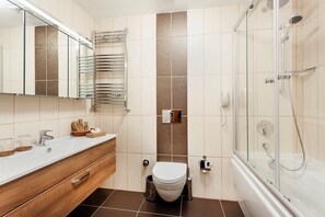 Tina con regadera, amenidades de baño gratuitas, secadora de cabello 
