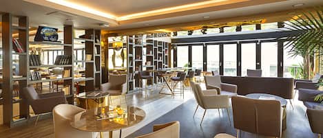 Déjeuner et dîner servis sur place, spécialités Cuisine internationale