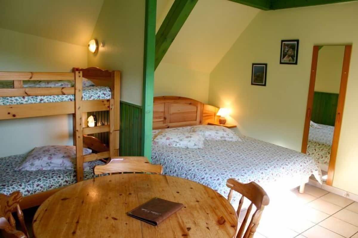 family room | desk, soundproofing, cots/infant beds, rollaway beds