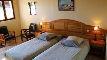 Kamer, 1 twee- of 2 eenpersoonsbedden | Een bureau, geluiddichte muren, babybedden (toeslag)