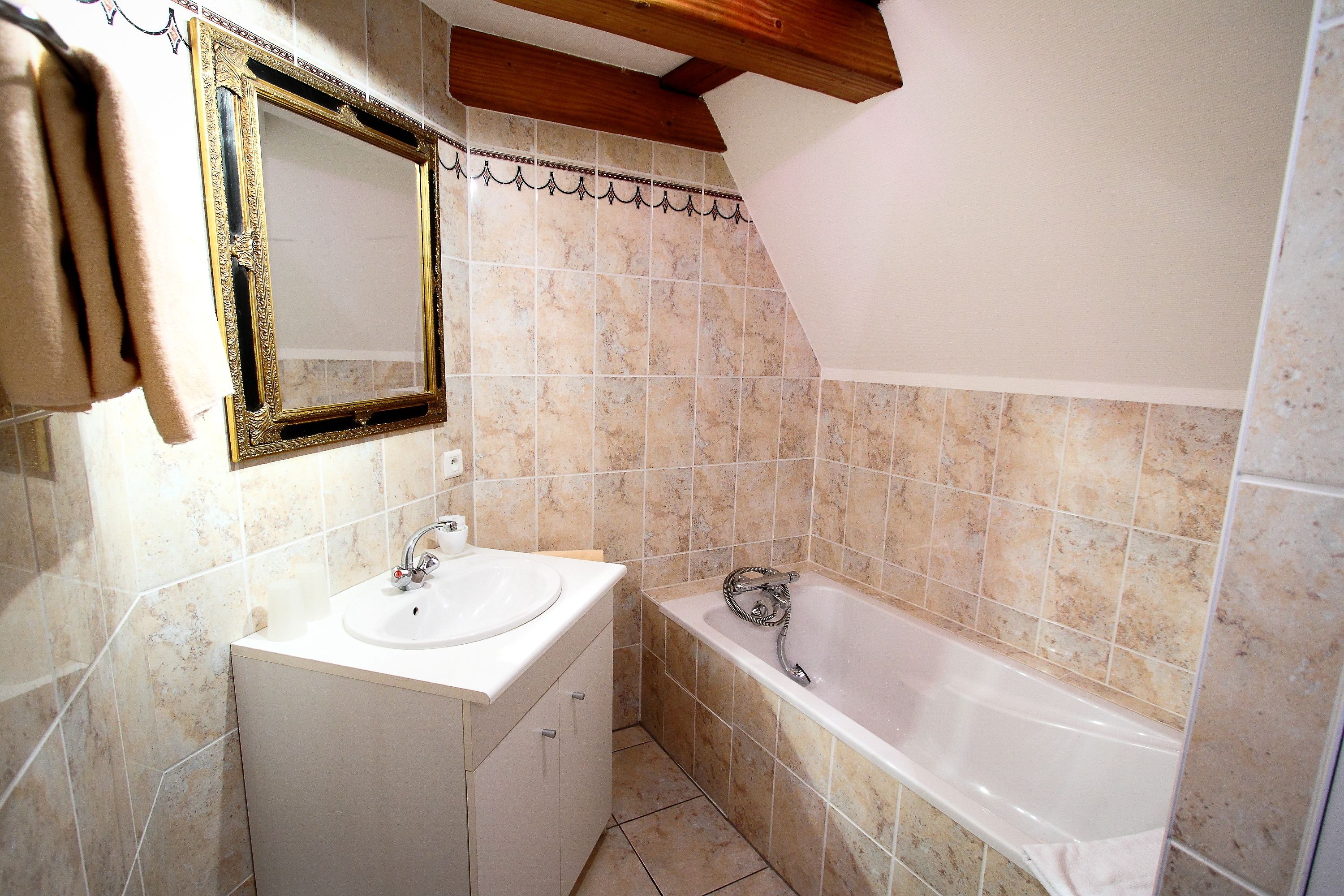 suite | deep-soaking bathtub