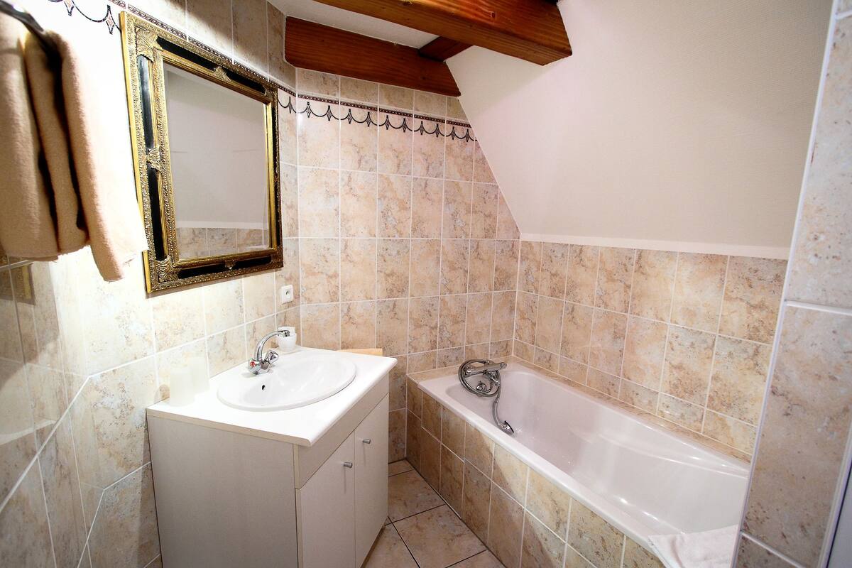 suite | deep-soaking bathtub