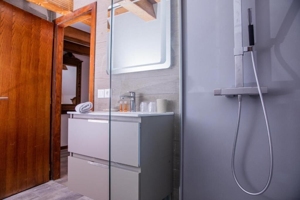 combined shower/bathtub, free toiletries, towels