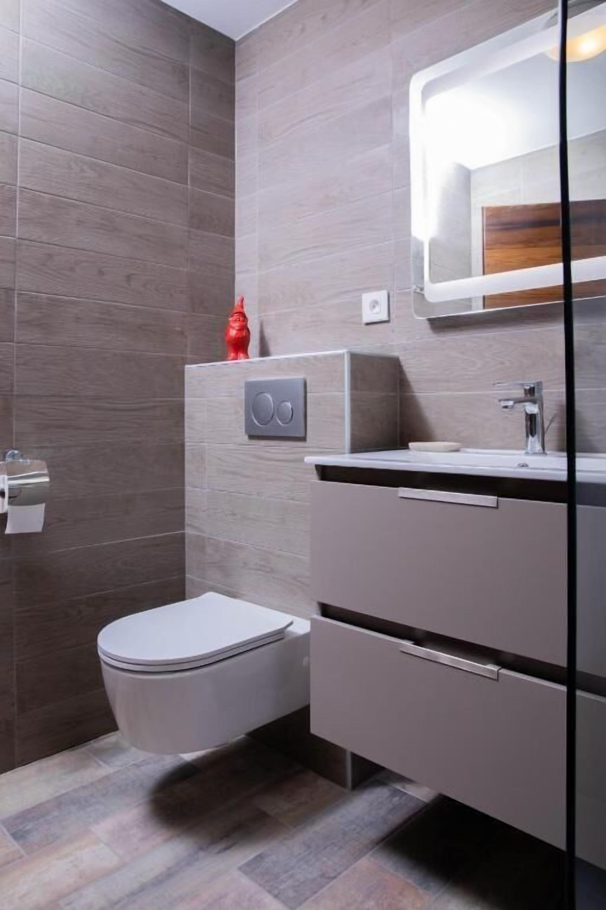 combined shower/bathtub, free toiletries, towels