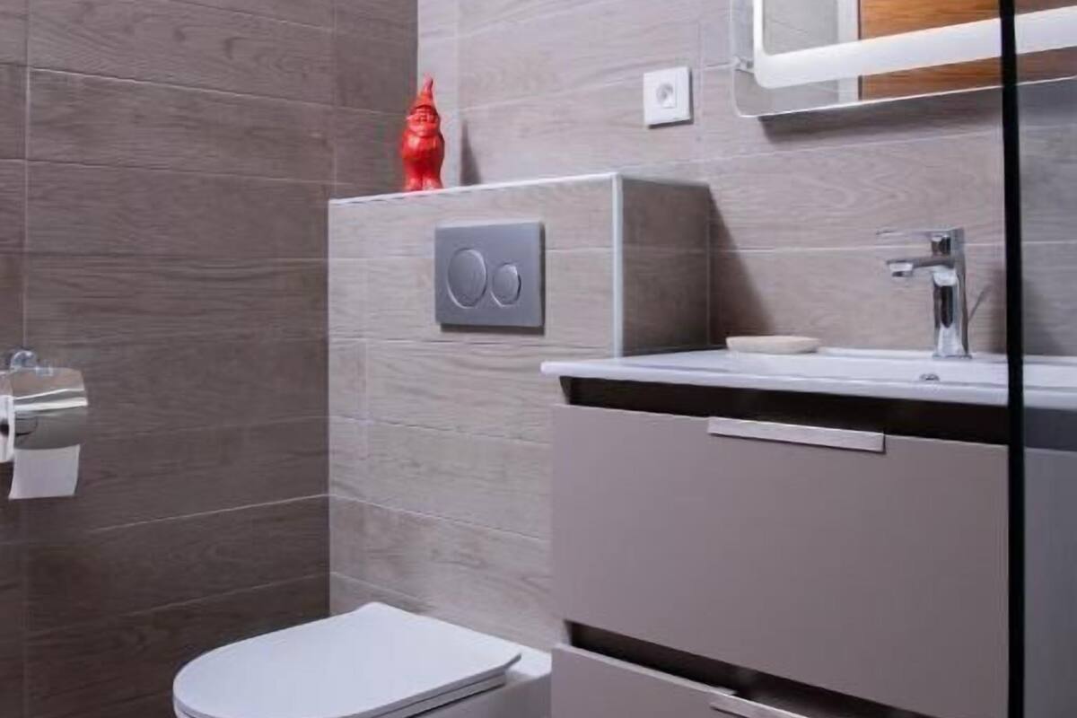 combined shower/bathtub, free toiletries, towels