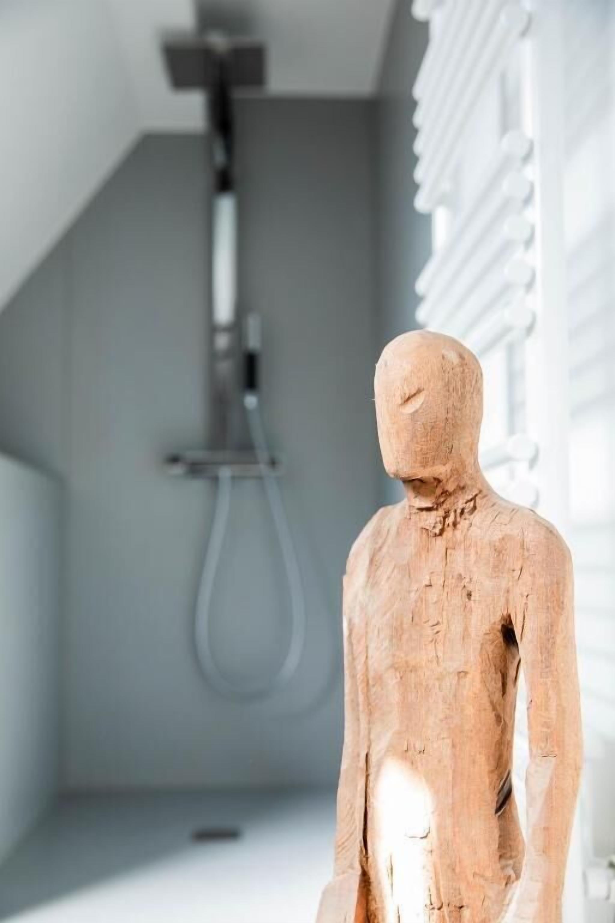 combined shower/bathtub, free toiletries, towels