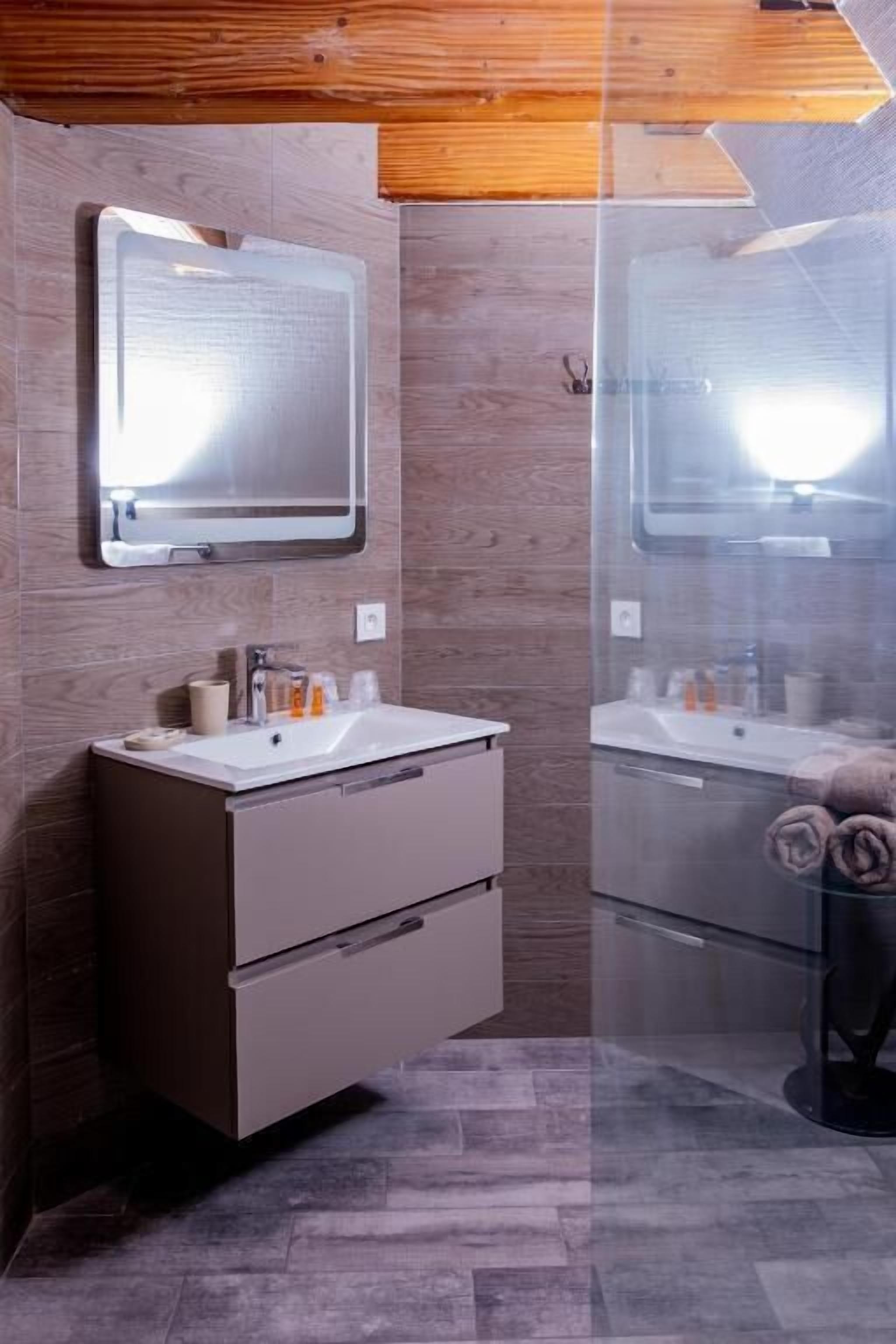 combined shower/bathtub, free toiletries, towels