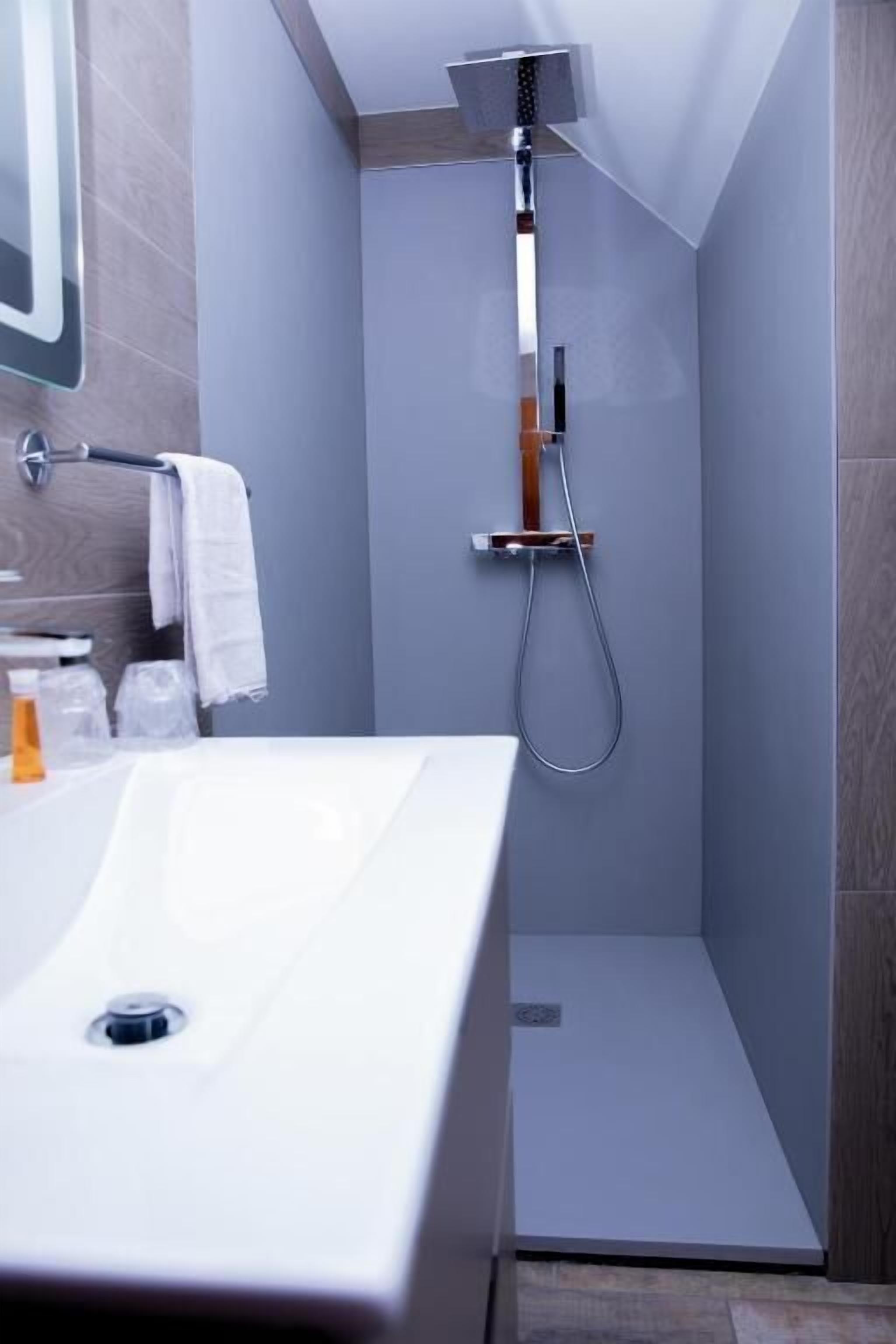 combined shower/bathtub, free toiletries, towels