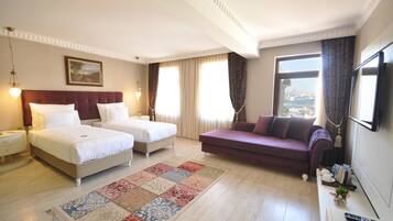 Junior-Suite, eingeschränkter Meerblick | Minibar, Zimmersafe, Verdunkelungsvorhänge, schallisolierte Zimmer