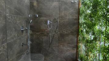 Junior-Suite | Badezimmer | Dusche, kostenlose Toilettenartikel, Haartrockner, Hausschuhe