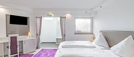 客房內保險箱、書桌、熨斗/熨衣板、免費無線上網