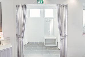 Coffres-forts dans les chambres, bureau, fer et planche à repasser