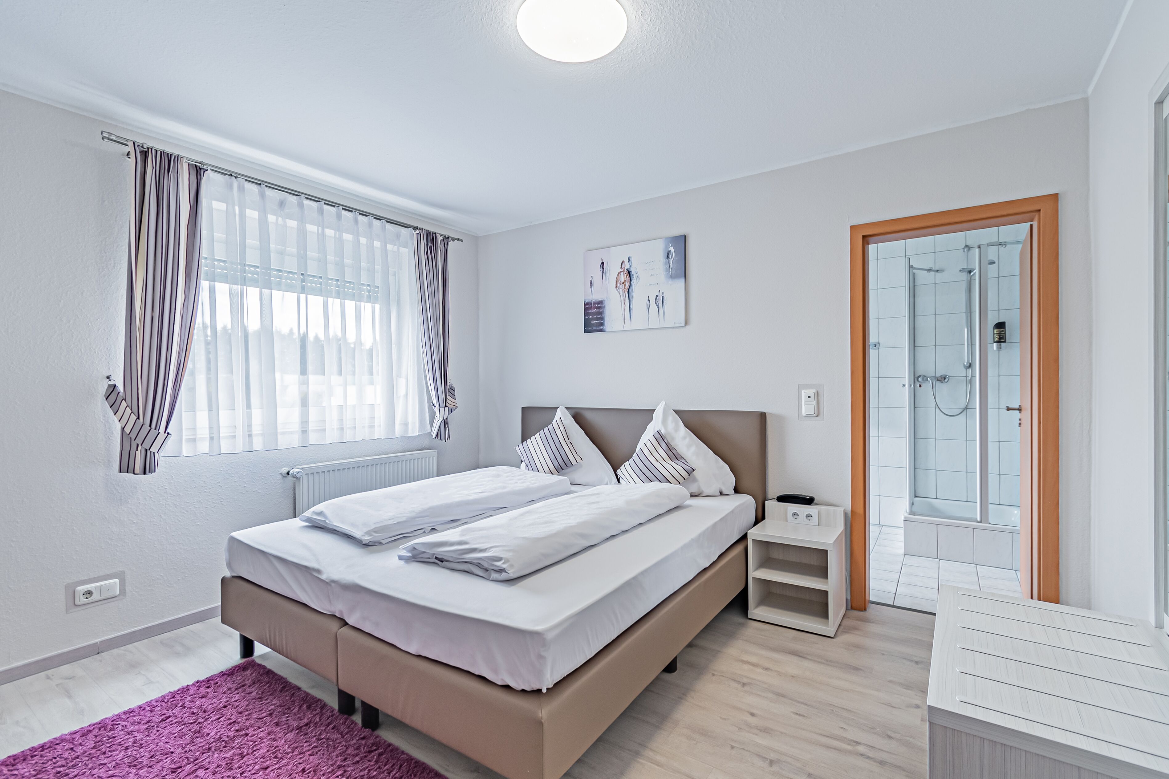 Värdeförvaringsskåp på rummet, skrivbord och strykjärn/strykbräda