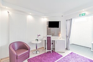 Coffres-forts dans les chambres, bureau, fer et planche à repasser