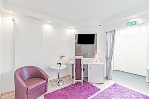 Caja de seguridad en la habitación y escritorio 