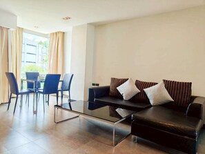 Suite, Kitchenette, City View | Living area