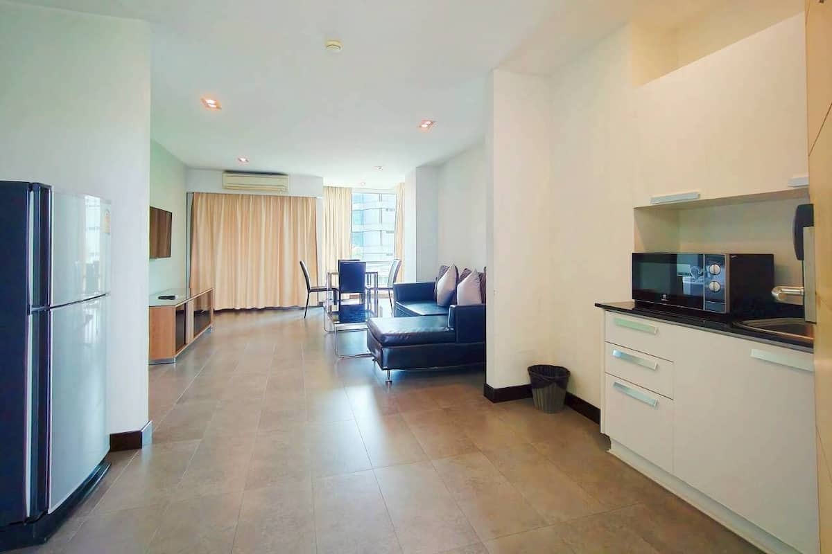 Un apartamento moderno con cocina, comedor y sala de estar.