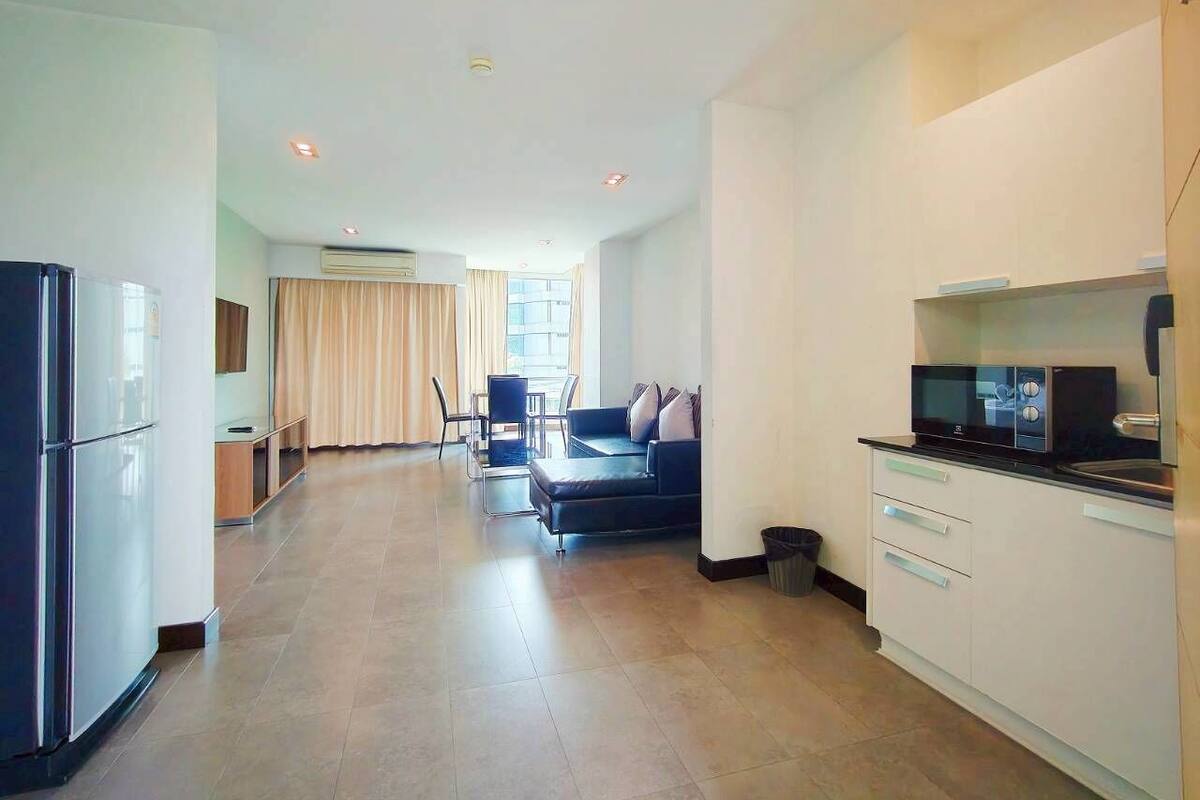 Suite, angolo cottura, vista città | Area soggiorno | Smart TV 53 pollici con canali via cavo