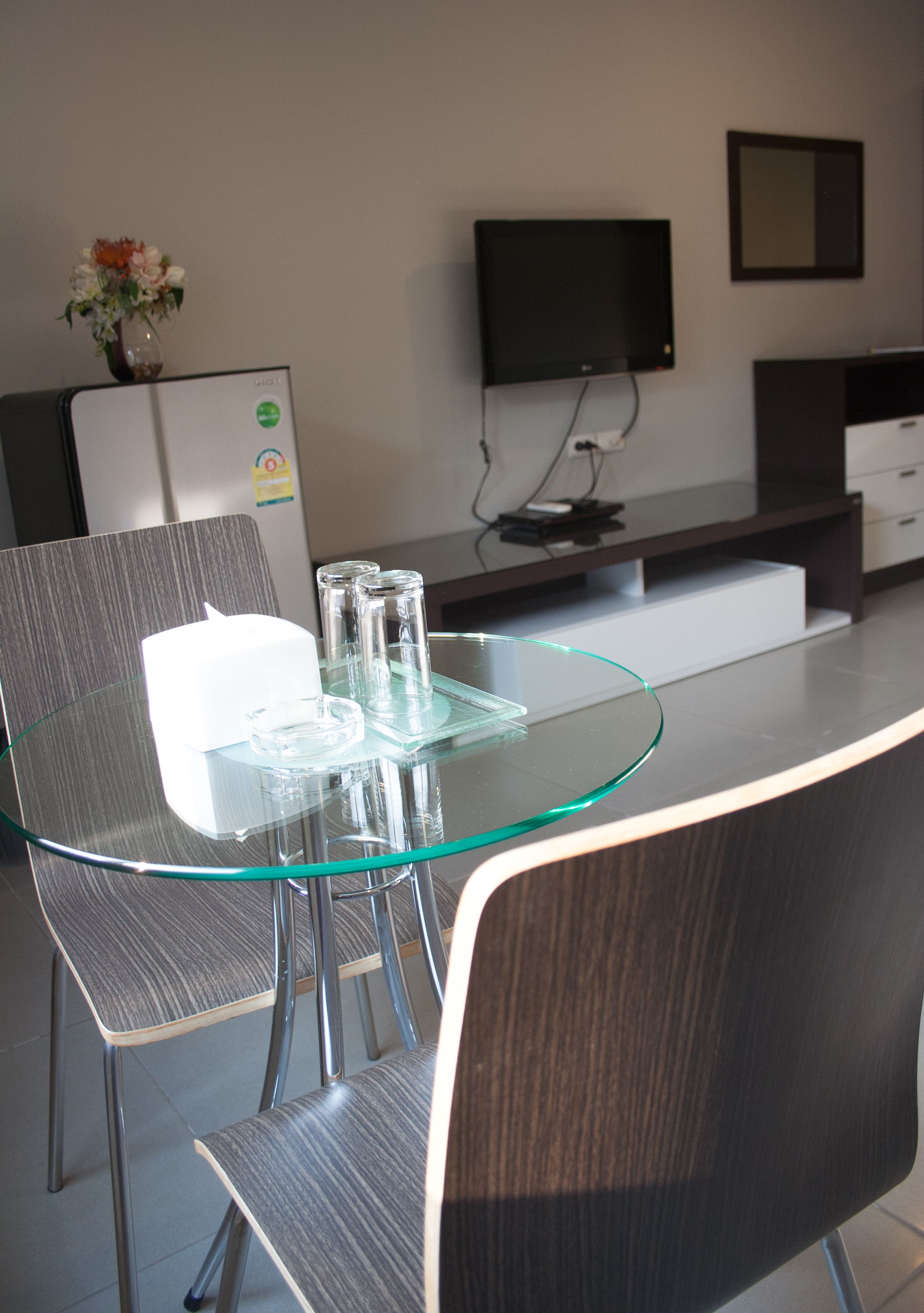 deluxe room, non smoking, city view | living area | 53-inch smart tv with cable channels