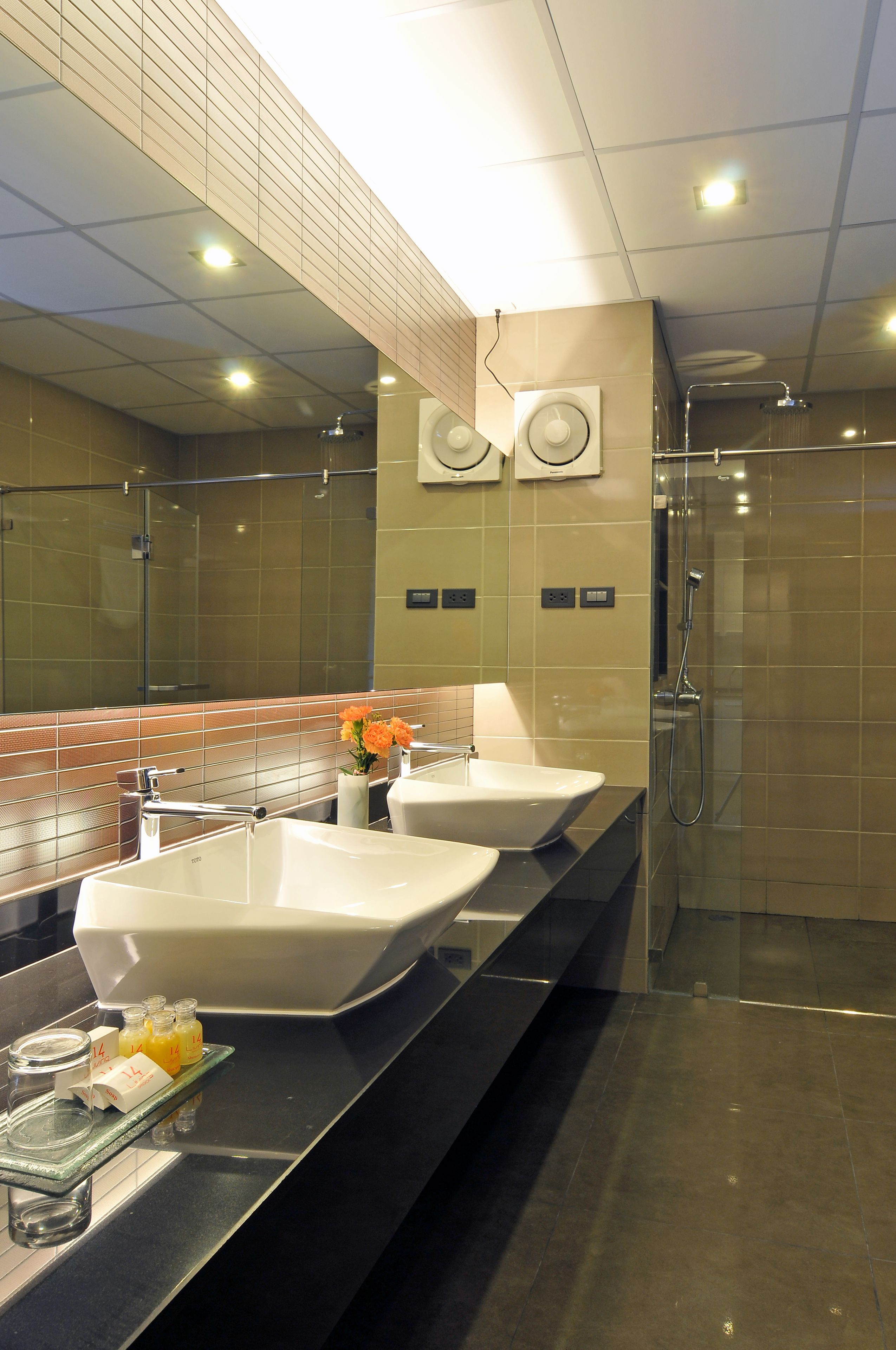 suite, kitchenette, city view | bathroom | shower, free toiletries, towels, soap