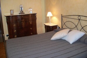 Habitación doble (matrimoniale) | Ropa de cama de alta calidad, escritorio, cunas gratuitas y camas extra