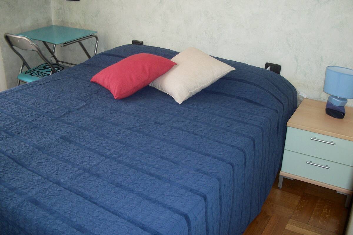 Habitación con 1 cama matrimonial o 2 individuales | Ropa de cama de alta calidad, escritorio, cunas gratuitas y camas extra