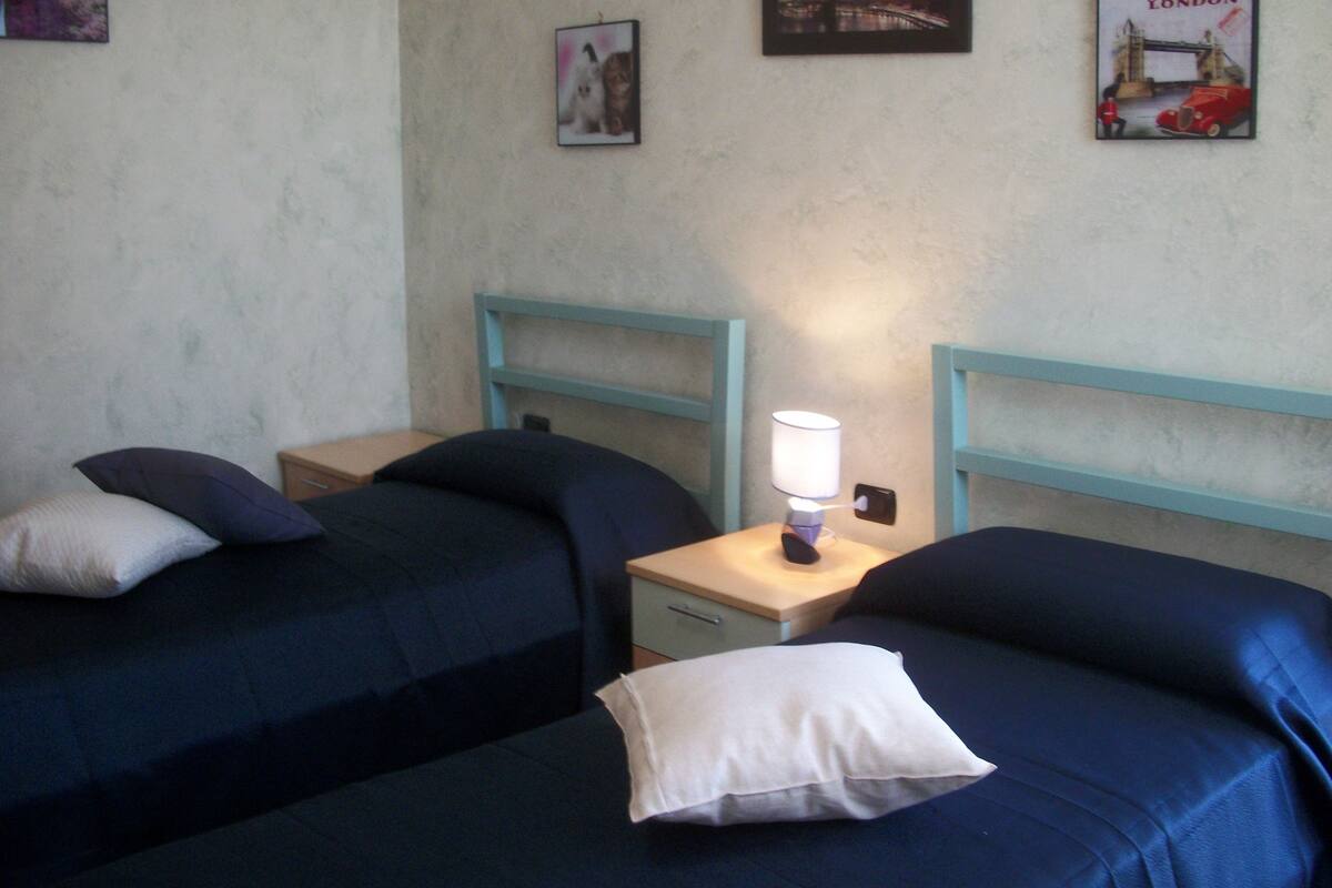 Habitación con 2 camas individuales ( doppia con letti singoli) | Ropa de cama de alta calidad, escritorio, cunas gratuitas y camas extra